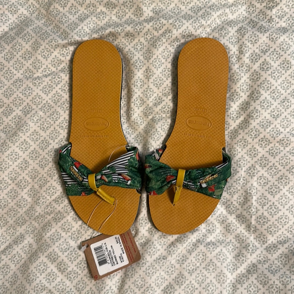 🦜New with tags! Yellow Havaianas slide sandal. Tropical leaf, bird, stripe! 🌴